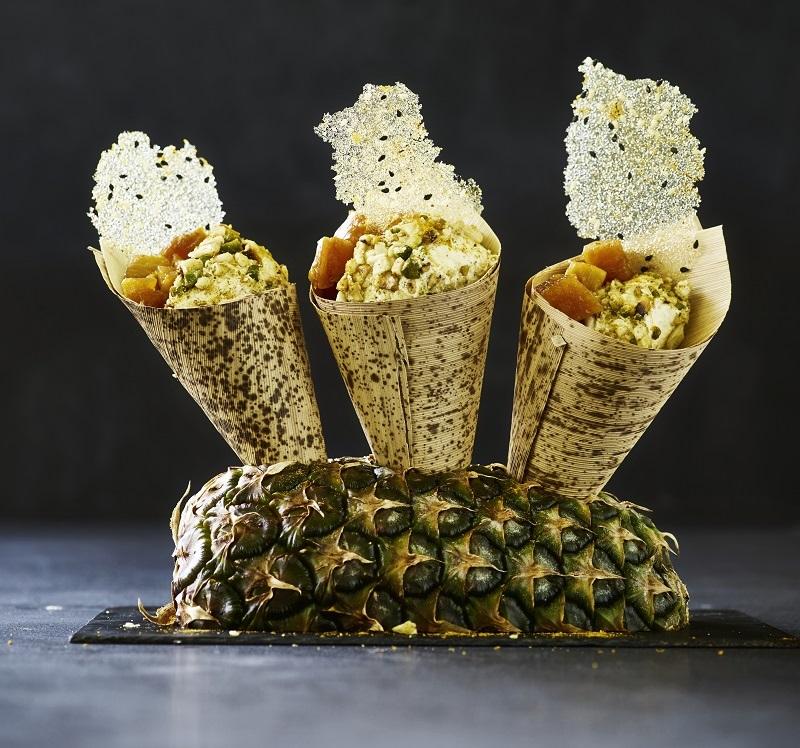 Karry-is med pistacie og ananas i karamel og mørk rom