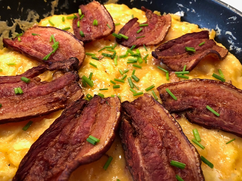 Æggekage med stegt flæsk