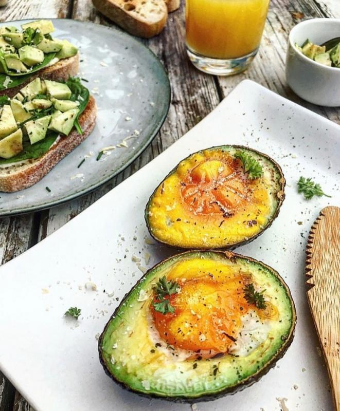 Bagt avocado med æg
