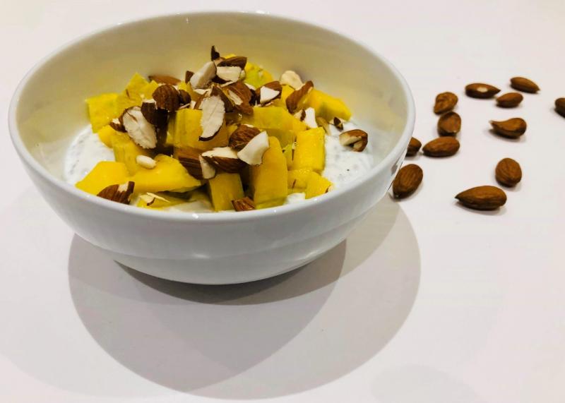Chiagrød med mango og mandler