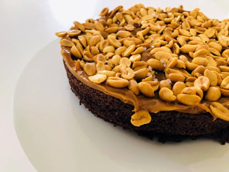 Chokolade karamel peanuts tærte