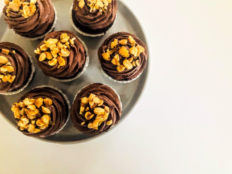 Chokolade muffins med peanutskrokant