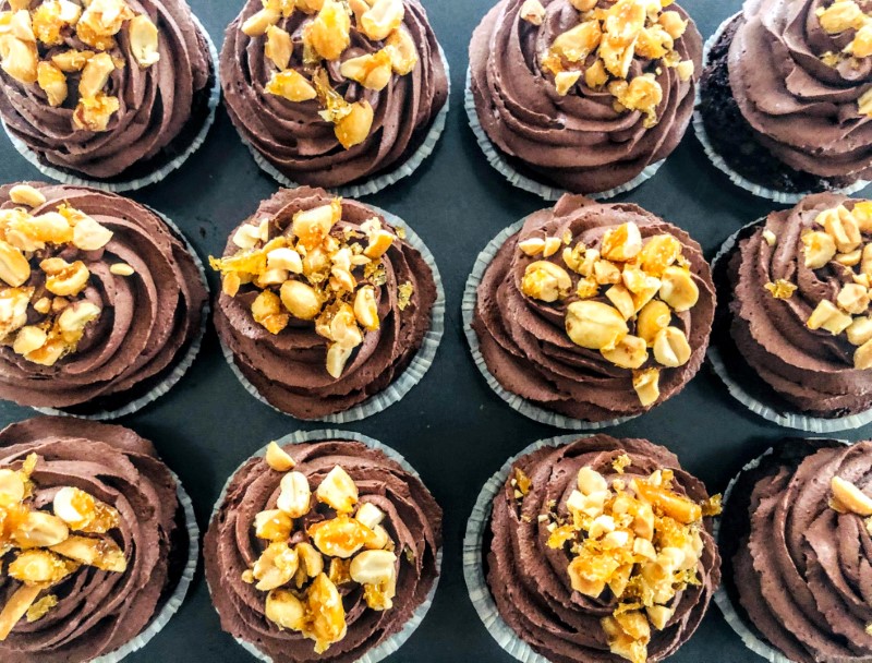 Chokolade muffins med peanutskrokant