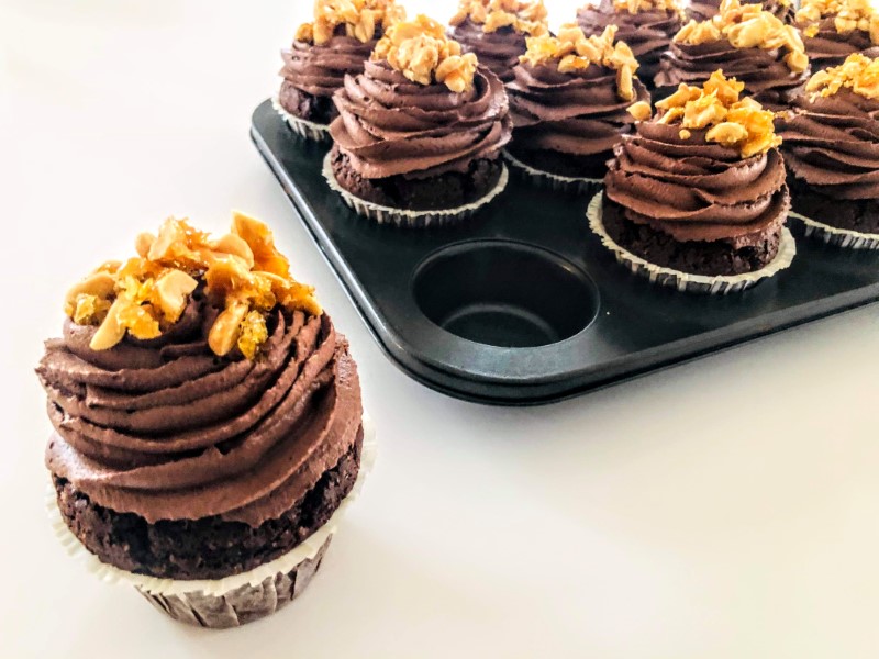 Chokolade muffins med peanutskrokant