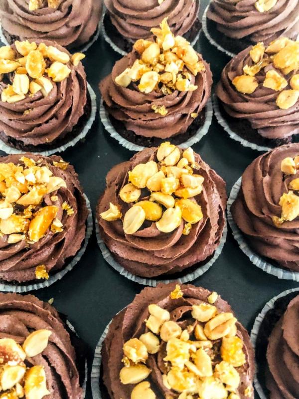 Chokolade muffins med peanutskrokant