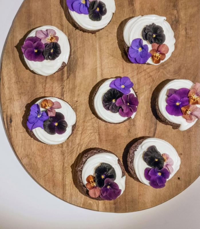 Chokolademuffins med hvid chokolade ganache og blomster