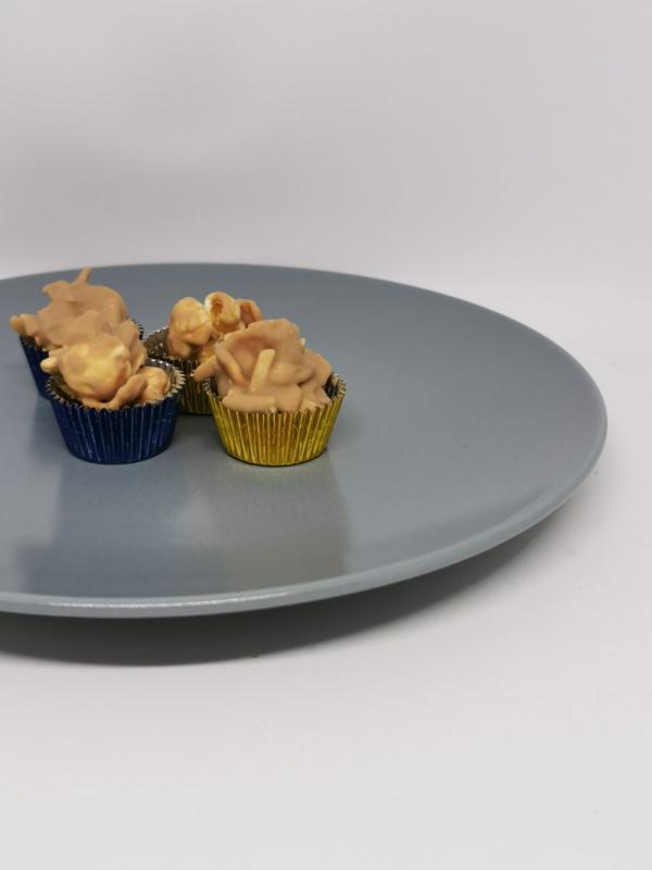 Corrnflakestoppe med popcorn og karamel