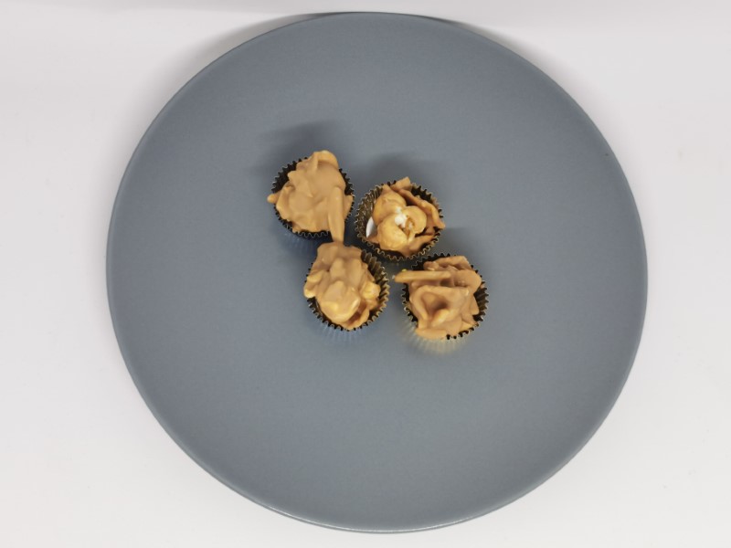 Corrnflakestoppe med popcorn og karamel