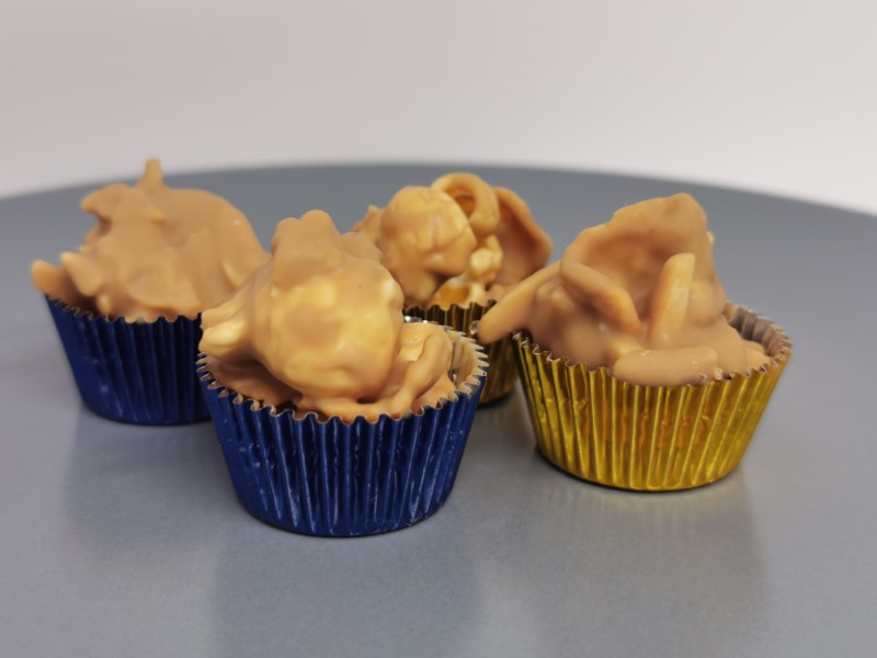 Corrnflakestoppe med popcorn og karamel