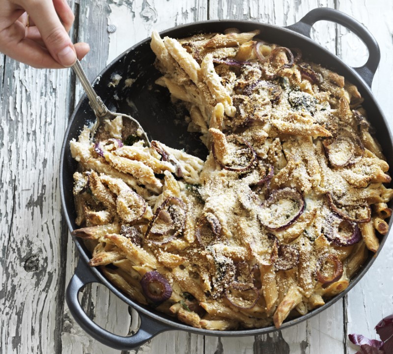 Cremet bagt pasta med svampe og spinat