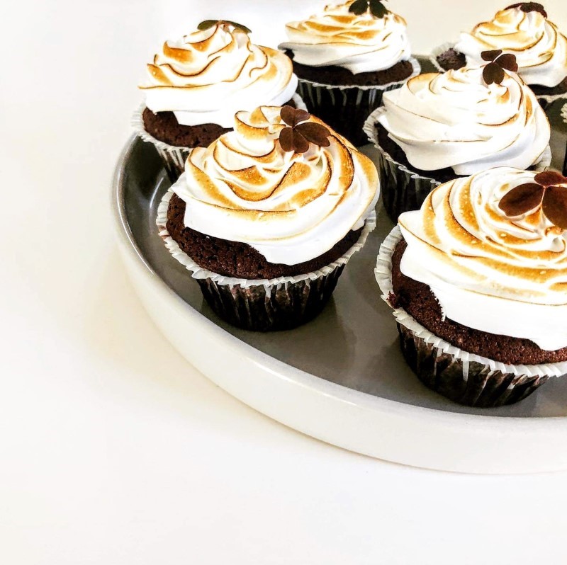 Cupcakes med chokolade, karamel og brændt marengs