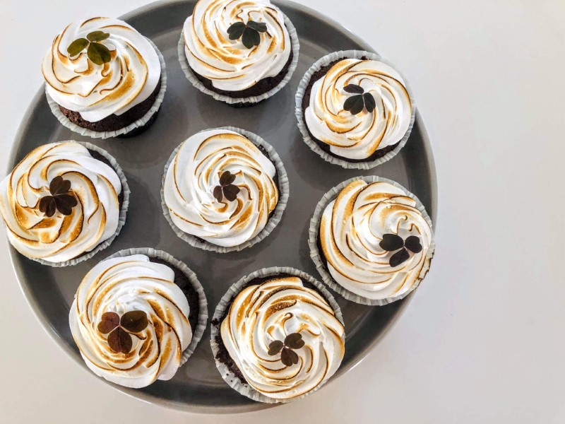 Cupcakes med chokolade, karamel og brændt marengs