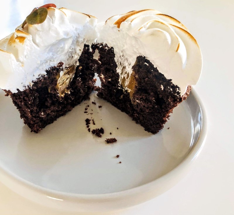 Cupcakes med chokolade, karamel og brændt marengs