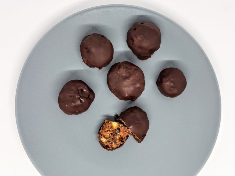 Dadelkugler med chokolade og abrikos