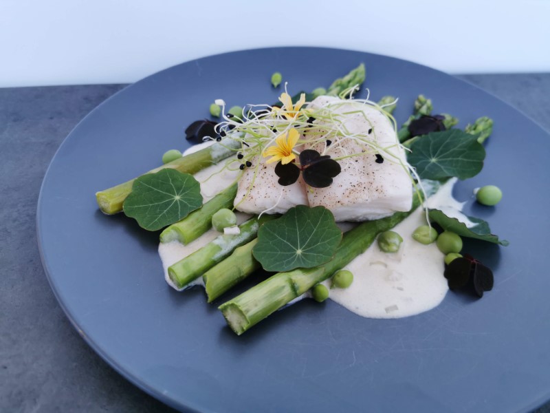 Dampet torskefilet med asparges og flødesauce