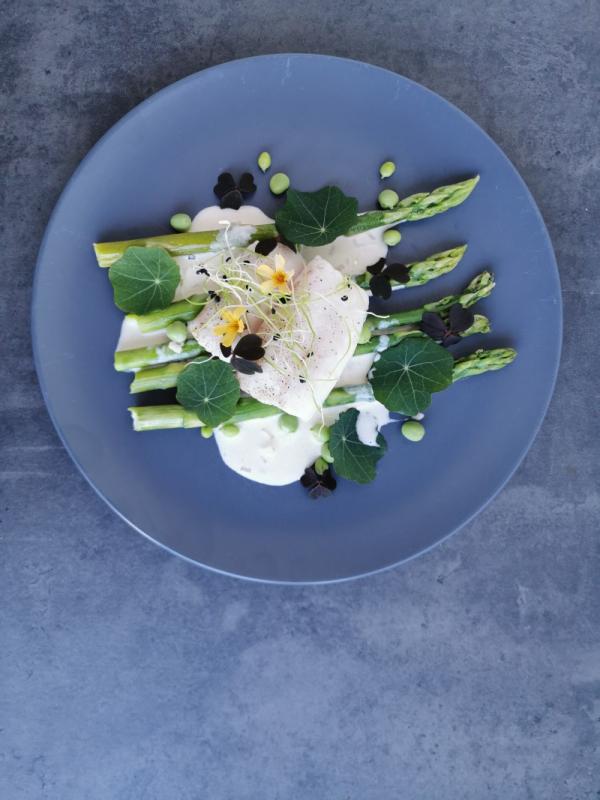 Dampet torskefilet med asparges og flødesauce