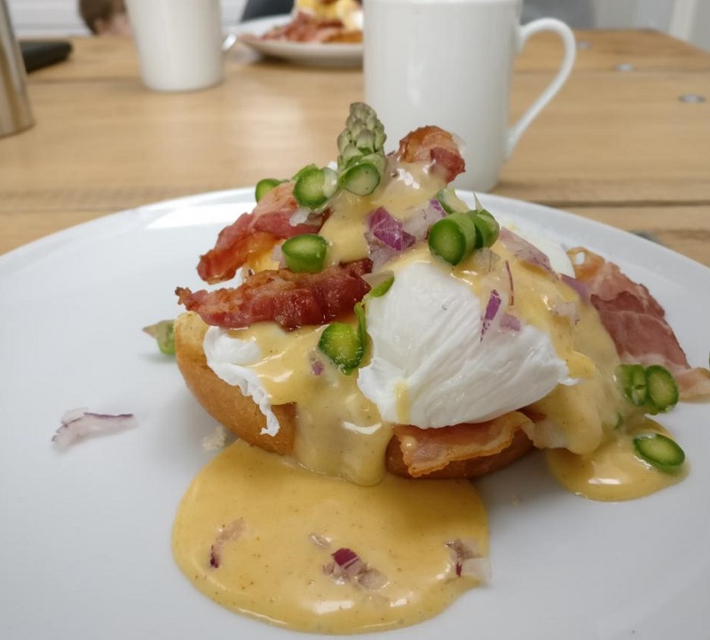 Egg benedict med asparges og rødløg