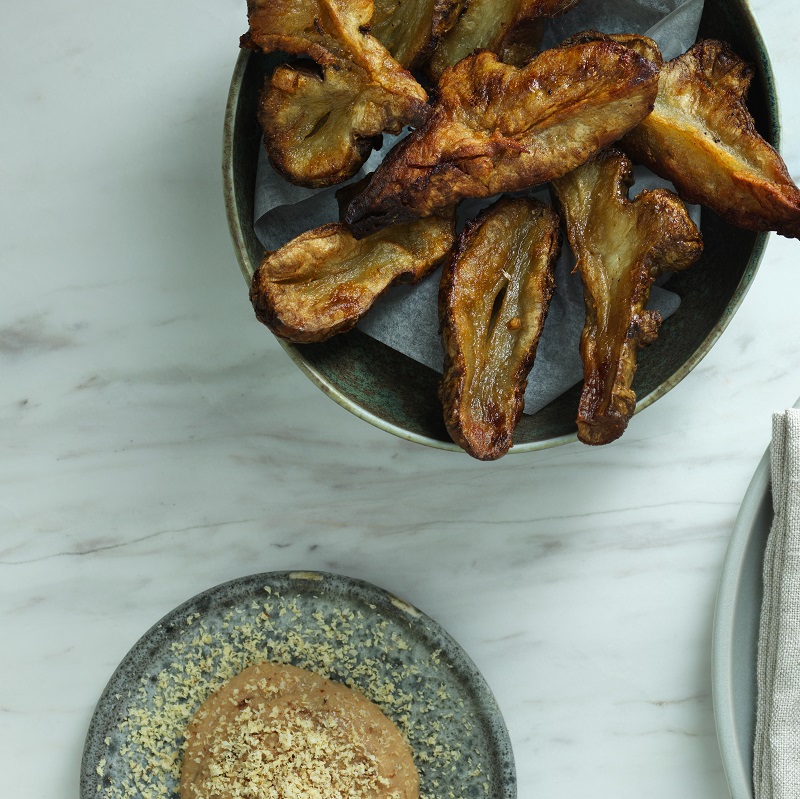 Bagte jordskokker med æble- og hasselnøddedressing