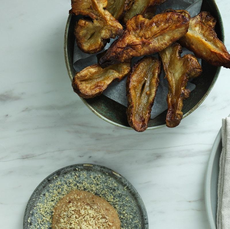Friteret jordskokker med hasselnød
