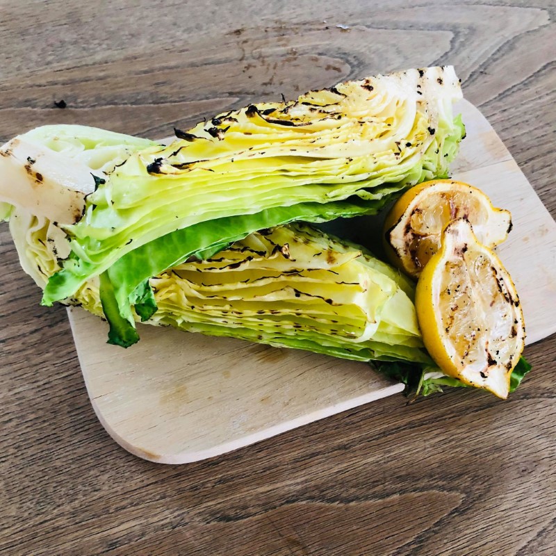 Grillet spidskål med citron og salt 