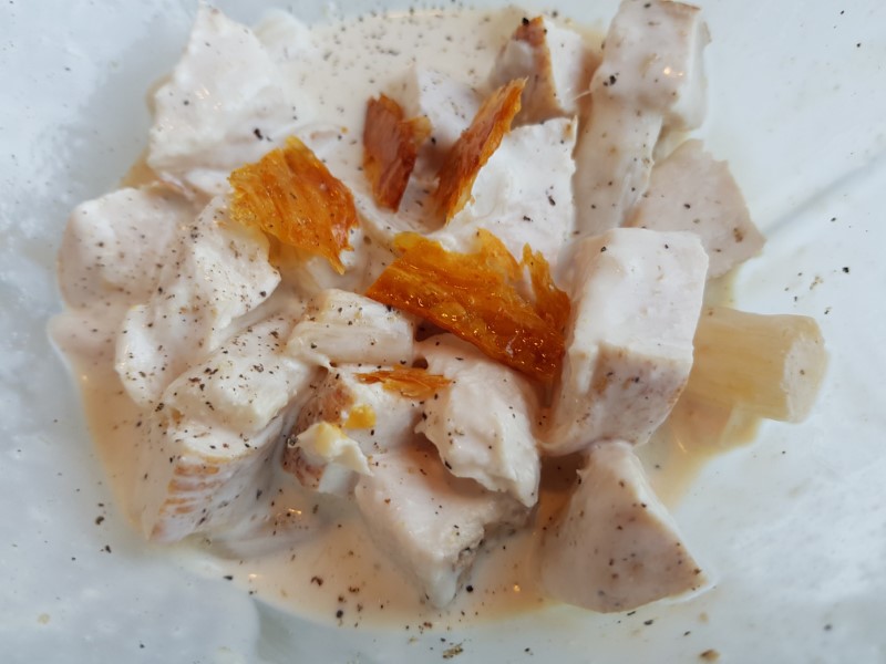 Hønsesalat med sprødt kyllingeskind