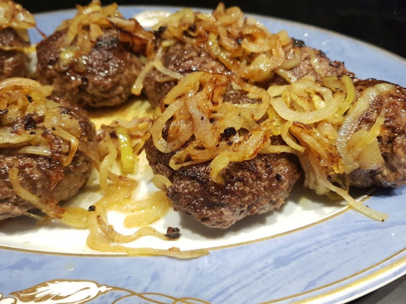 Hakkebøf med bløde løg