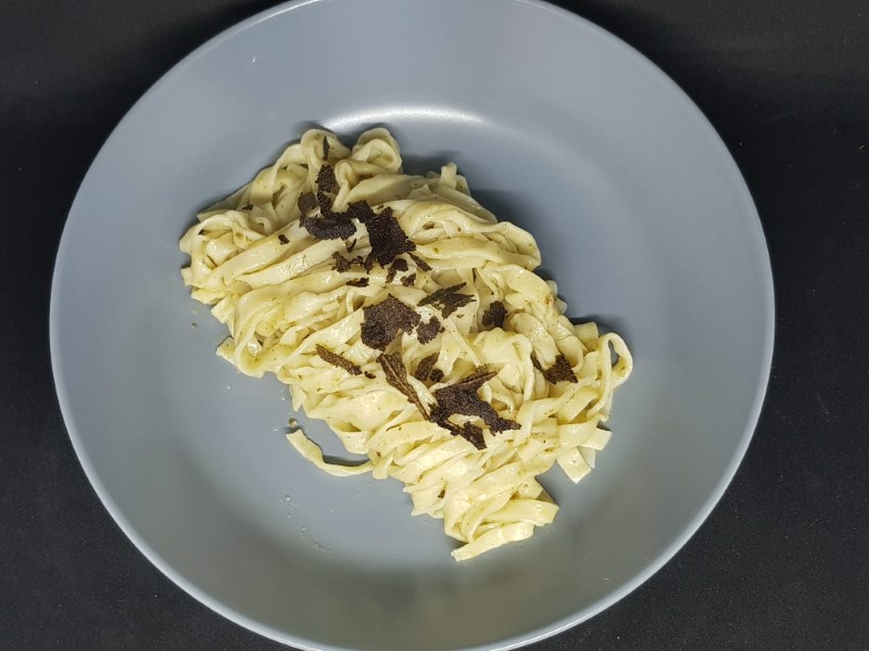 Hjemmelavet pasta med grøn trøffelpesto