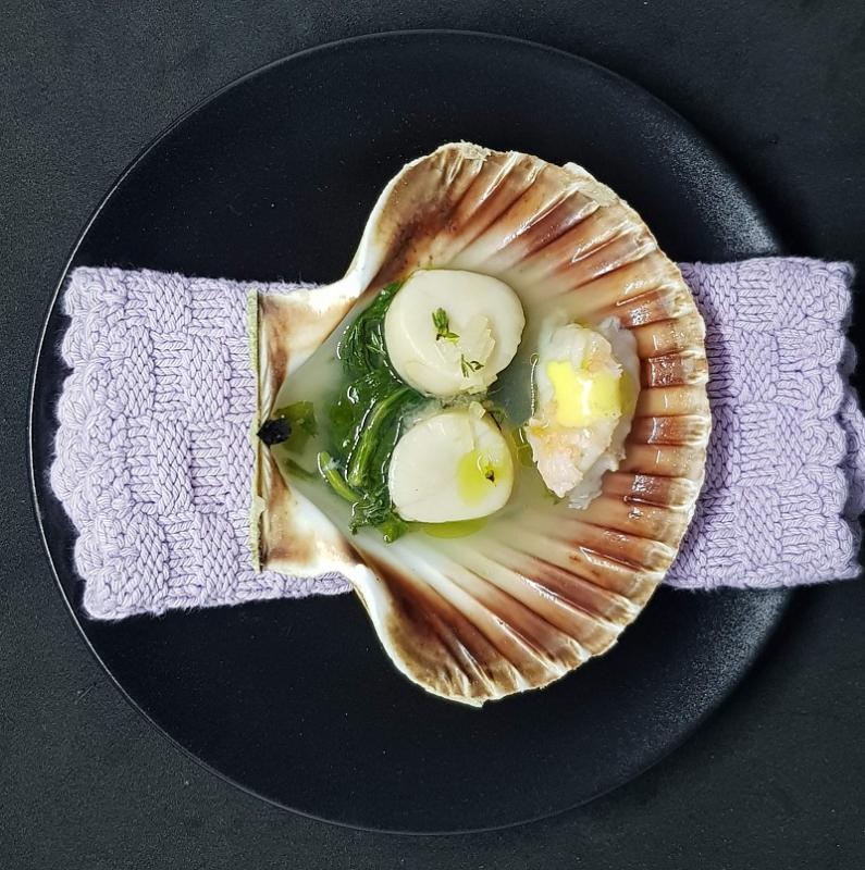 Indbagt kammusling i egen skal