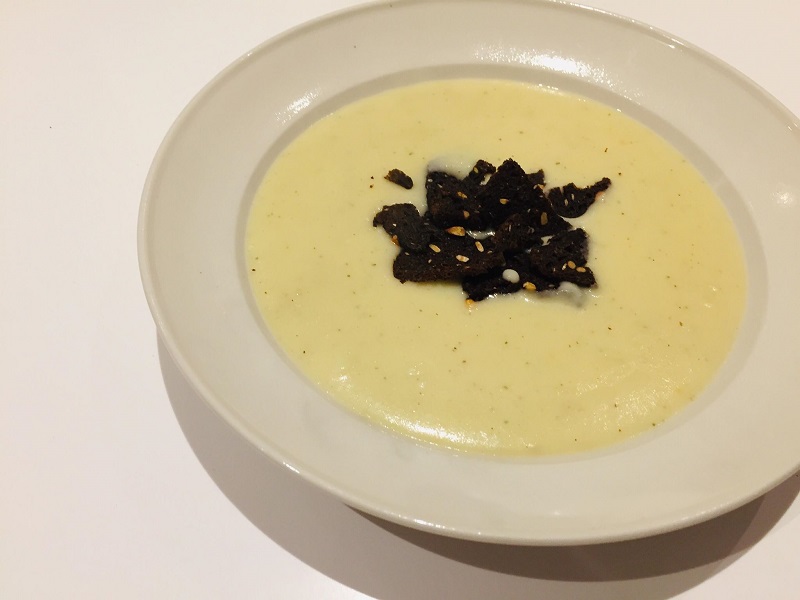 Cremet jordskokke suppe med rugbrødsknas