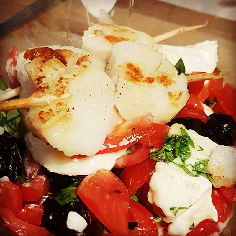 Kammuslinger med tomatsalat