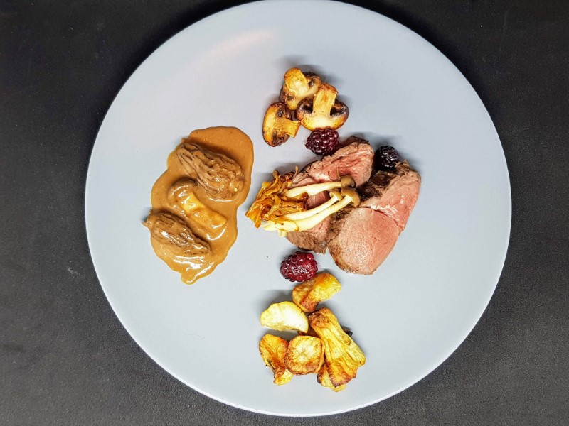Krondyrfilet med bær, svampe og jordskokker