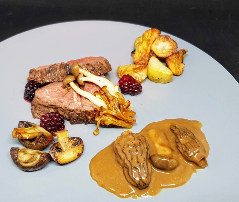 Krondyrfilet med bær, svampe og jordskokker