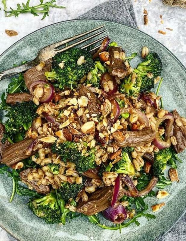 Måltidssalat med oksekød, perlebyg og broccoli