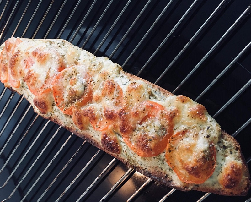 Ostebrød med tomat og hvidløg