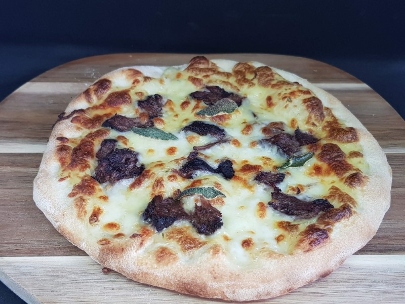 Pizza med kartoffelmos og svinekæber