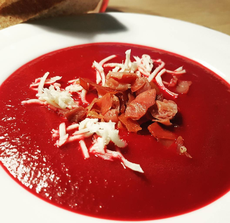 Rødbedesuppe med peberrod og serranoskinke
