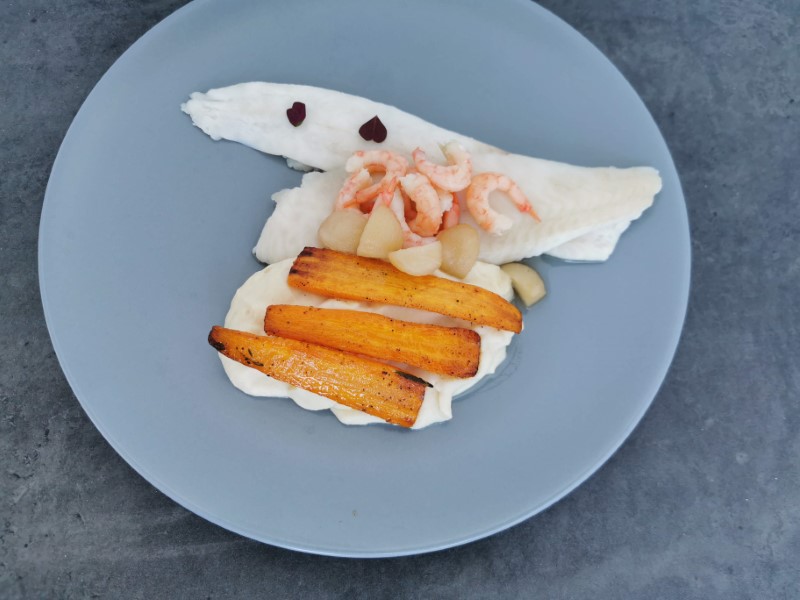 Rødtunge med rodfrugter og rejer