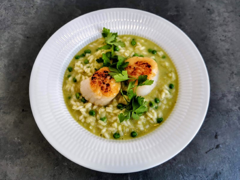 Risotto med ærter og grøn pesto