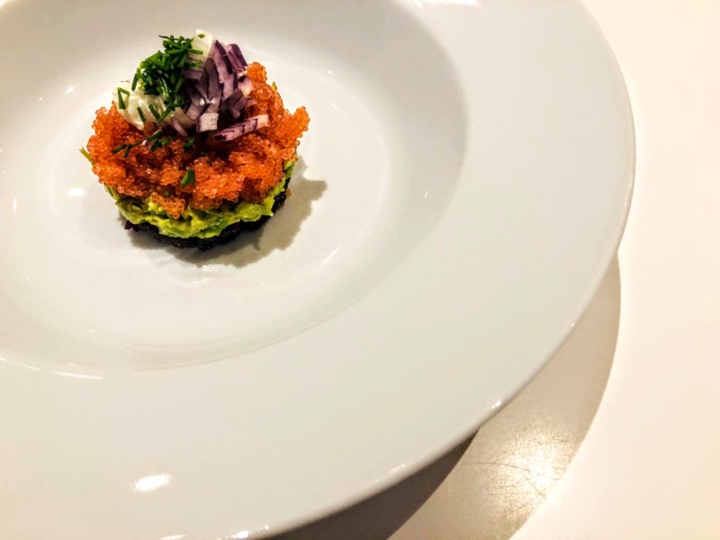 Ristet rugbrød med stenbiderrogn og avocado