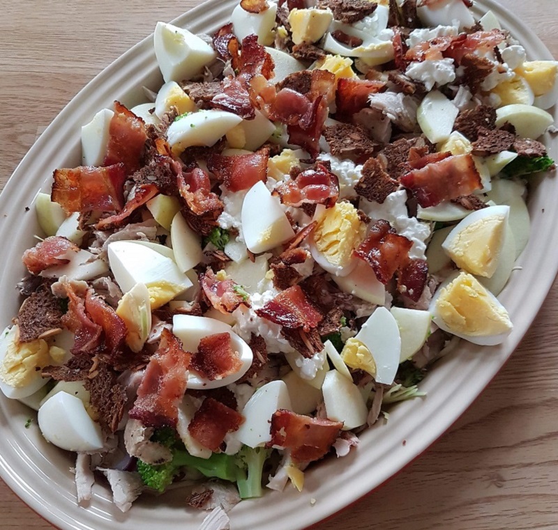 Salat med kylling og æg