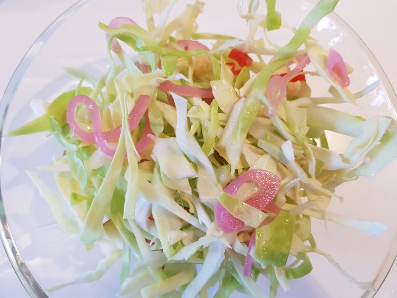 Salat med syltede rødløg og spidskål