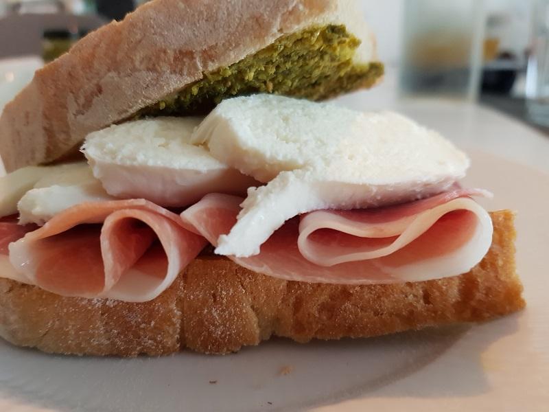 Sandwich med skinke og ost