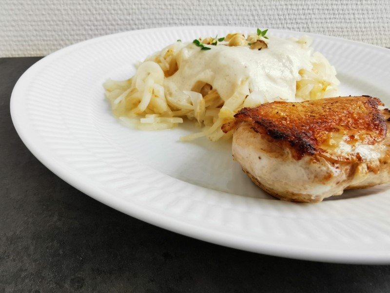 Selleripasta med kylling og sellerisovs