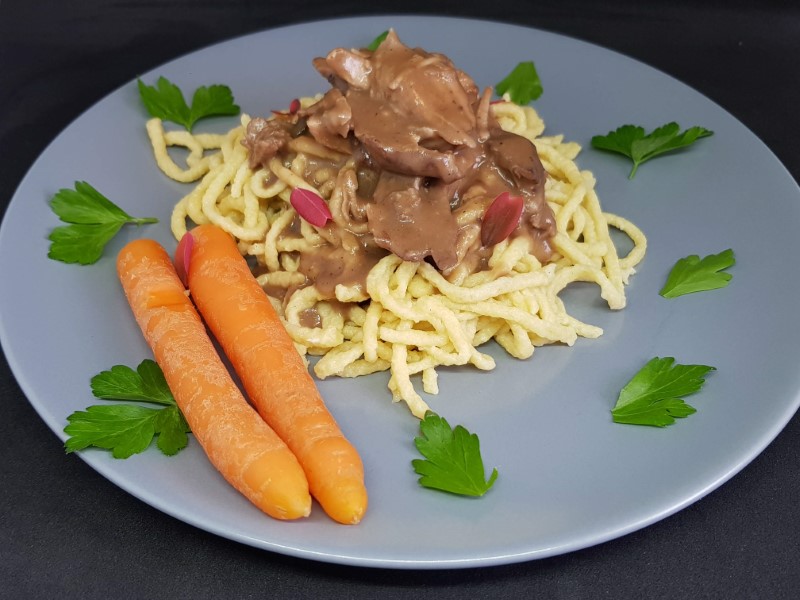 Spätzle med braiseret kalkunlår