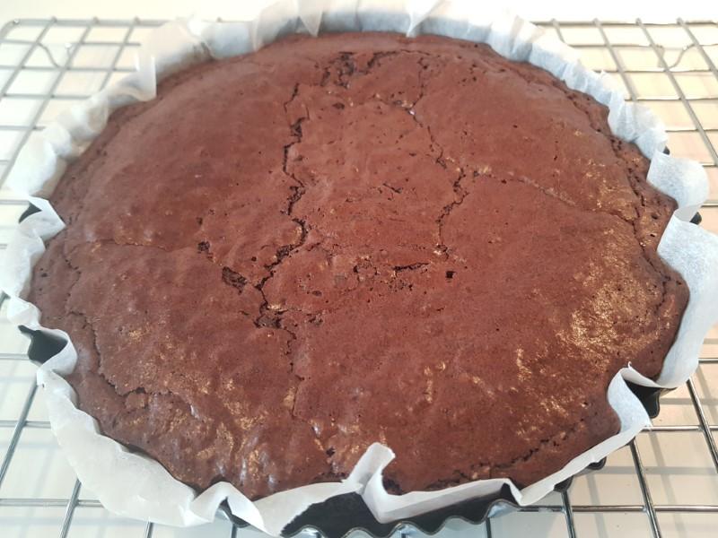 Svampet chokoladekage med valnødder