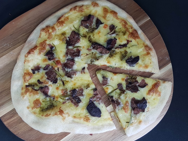 Svinekæbepizza med kartoffel og pesto