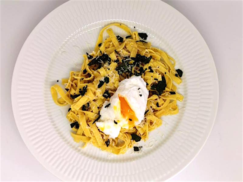 Trøffelpasta med pocheret æg