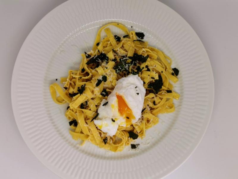 Trøffelpasta med pocheret æg