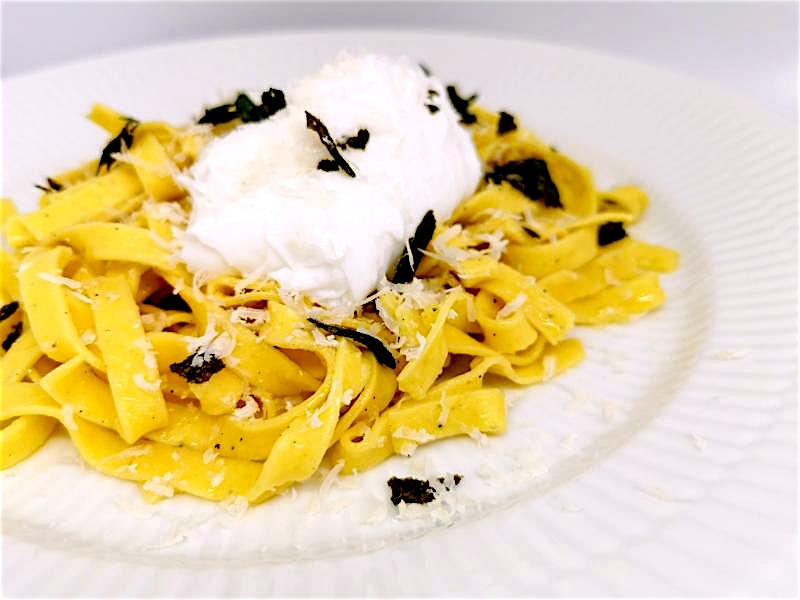 Trøffelpasta med pocheret æg