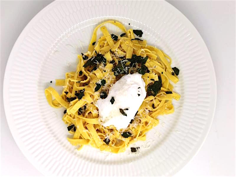 Trøffelpasta med pocheret æg